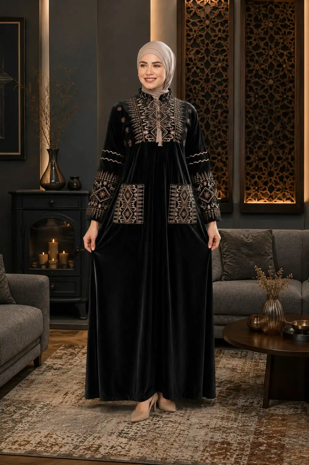 جلابية مخمل سوداء طويلة بتطريز تراثي بيج على الصدر والأكمام وجيبين مربعين مطرزين